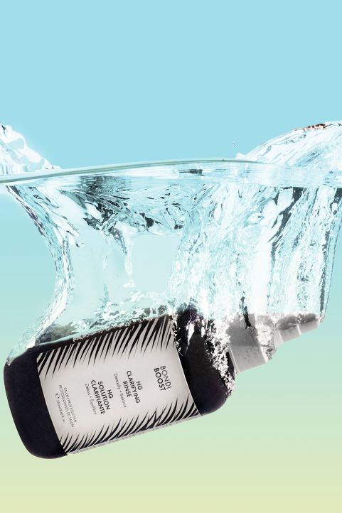 clarifying rinse with water splash on a gradient background